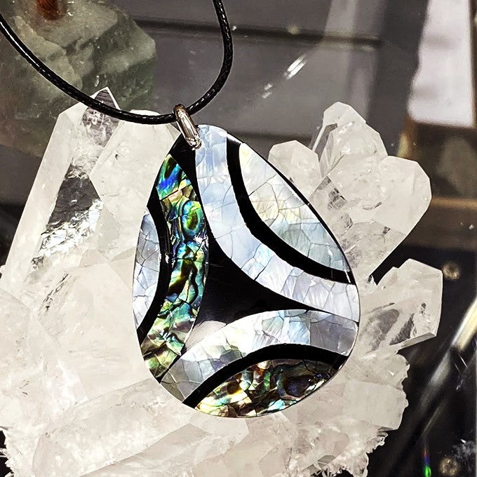 Collier Pendentif Goutte En Nacre Avec Cordon Noir