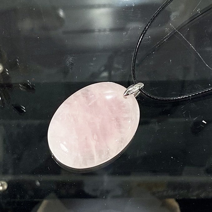Collier Pendentif En Rose Quartz Sur Cordon Noir