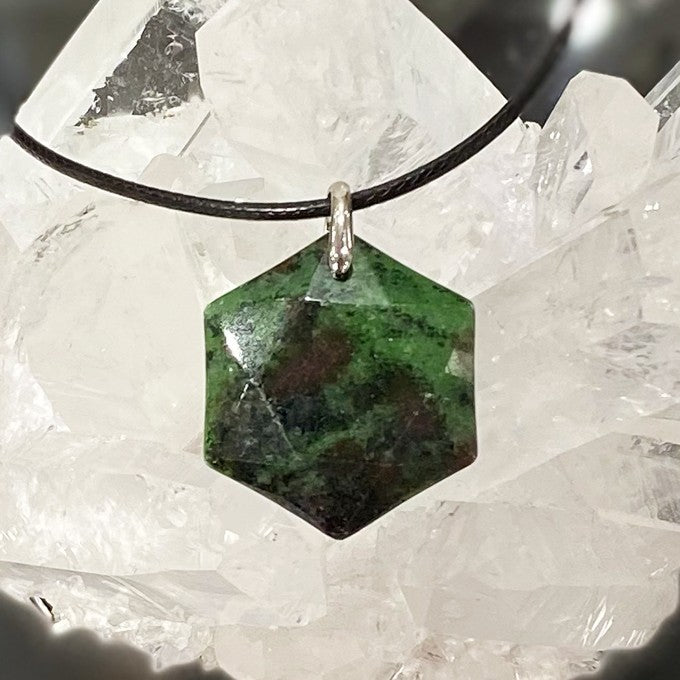 Collier Pendentif Rubis-Zoïsite Hexagone Sur Cordon Noir