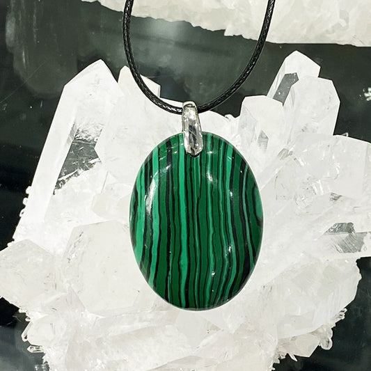 Collier Pendentif  Malachite Reconstitué Sur Cordon Noir