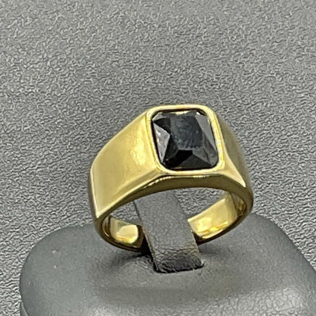 Bague Chevalière En Acier Doré Avec Une Pierre En Verre Noir