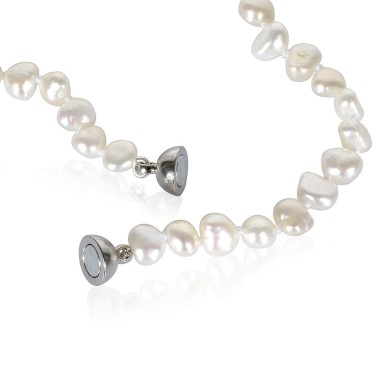 WHITE PEARLS NECKLACE