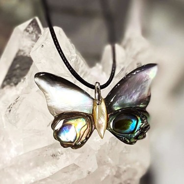 COLLIER pendentif papillon et en abalone avec cordon noir