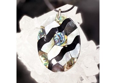 COLLIER pendentif oval en nacre abalone avec cordon noir