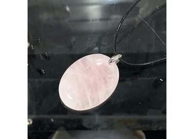 Collier pendentif en rose quartz sur cordon noir