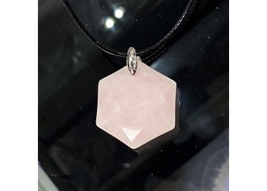 Collier pendentif  rose quartz hexagone sur cordon noir