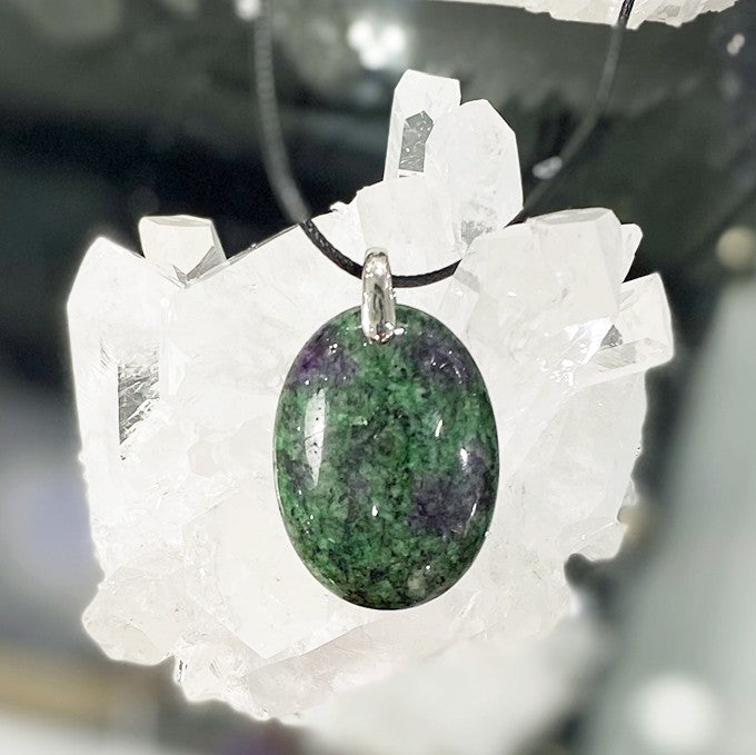 Collier Pendentif En Rubis-Zoïsite Reconstitué  Sur Cordon Noir