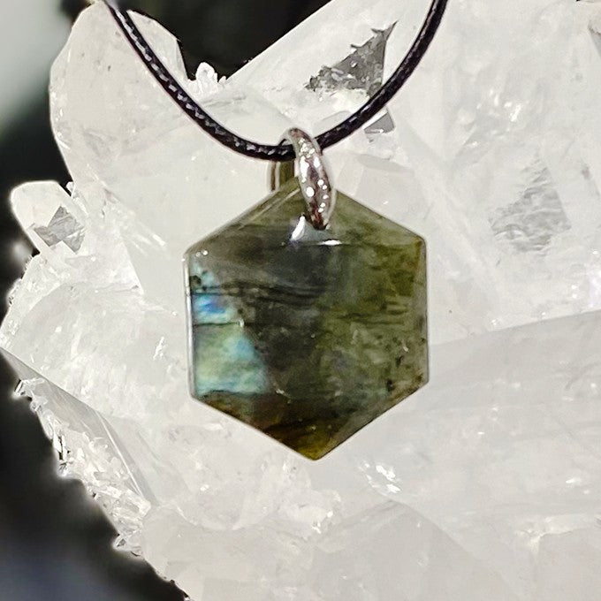 Collier Pendentif  Labradorite Hexagone Sur Cordon Noir