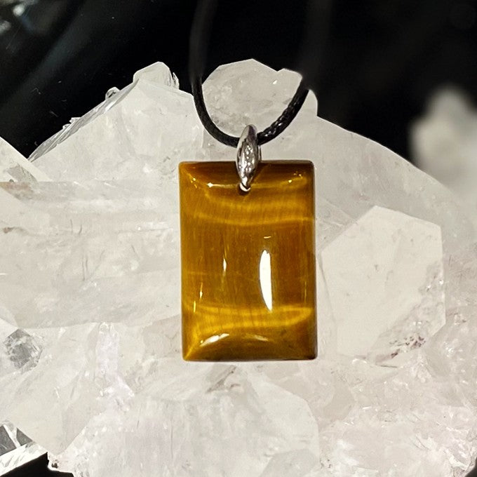Collier Pendentif  L'Oeil De Tigre Carré Sur Cordon Noir