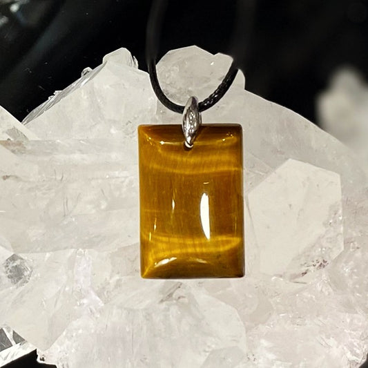Collier Pendentif  L'Oeil De Tigre Carré Sur Cordon Noir