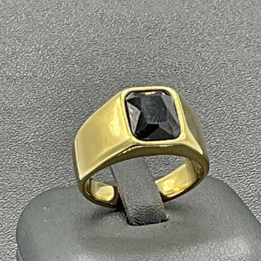 Bague Chevalière En Acier Doré Avec Une Pierre En Verre Noir